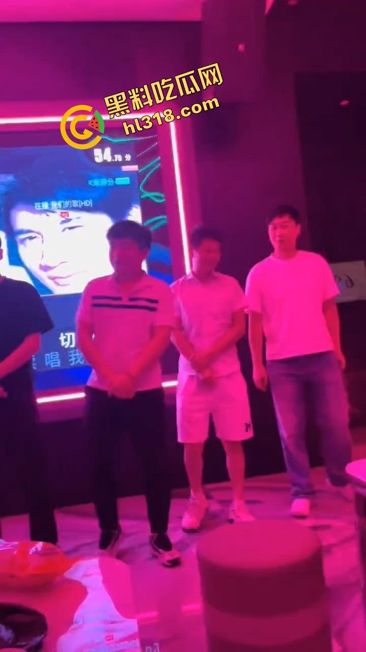 富婆KTV男模选秀,台上一群丑男只要带个鸡巴就能上,富婆有钱也不挑,瓜友们质量都比他们强太多!-2