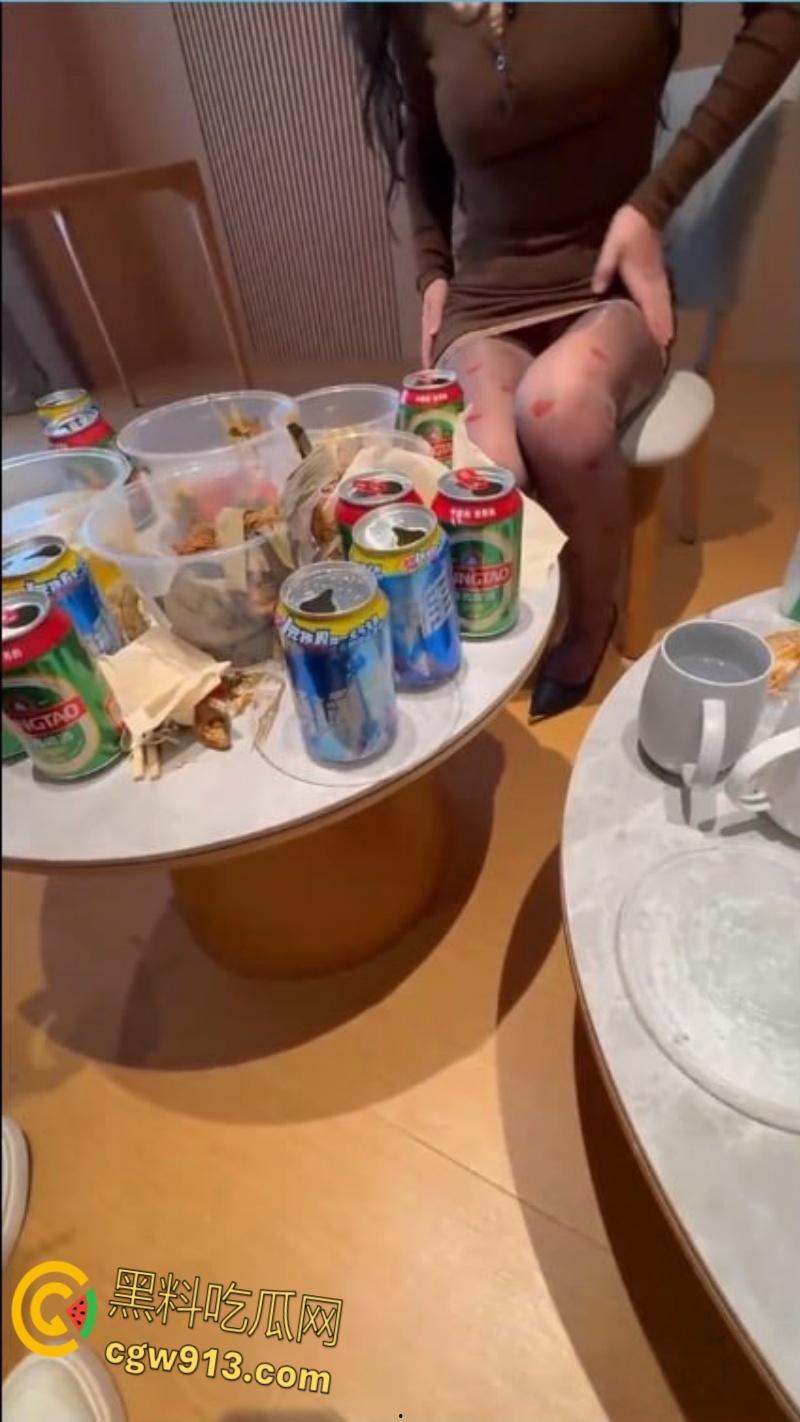 绿帽男灌醉老婆，包臀无内露出勾引好兄弟，3P轮操肉淫妻，调教成淫荡的玩物，对话全过程撸管佳作 ！