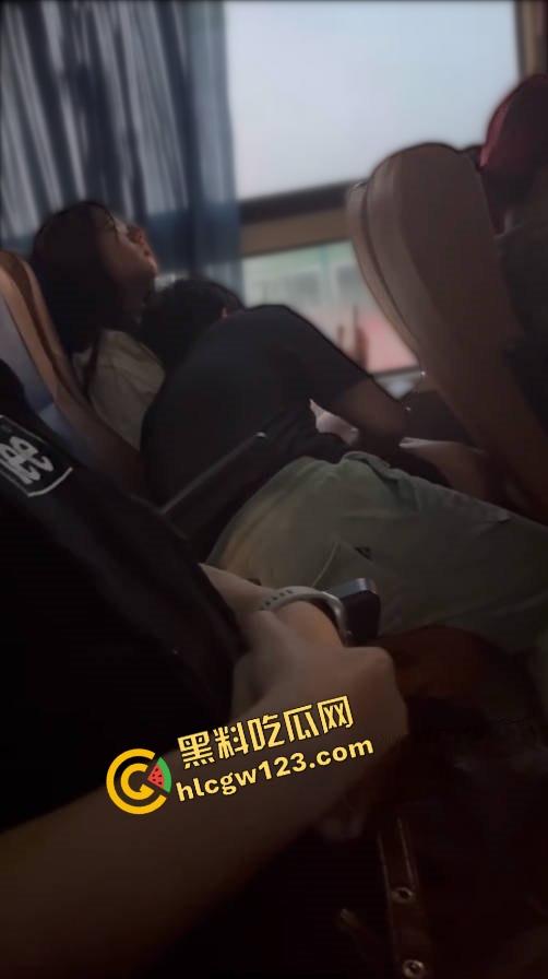 客车活春宫？情侣当众激情上演，男友全程抠到逼啪啪啪，水流不止纸巾都擦不干，乘客捂眼捂耳都不够！-6