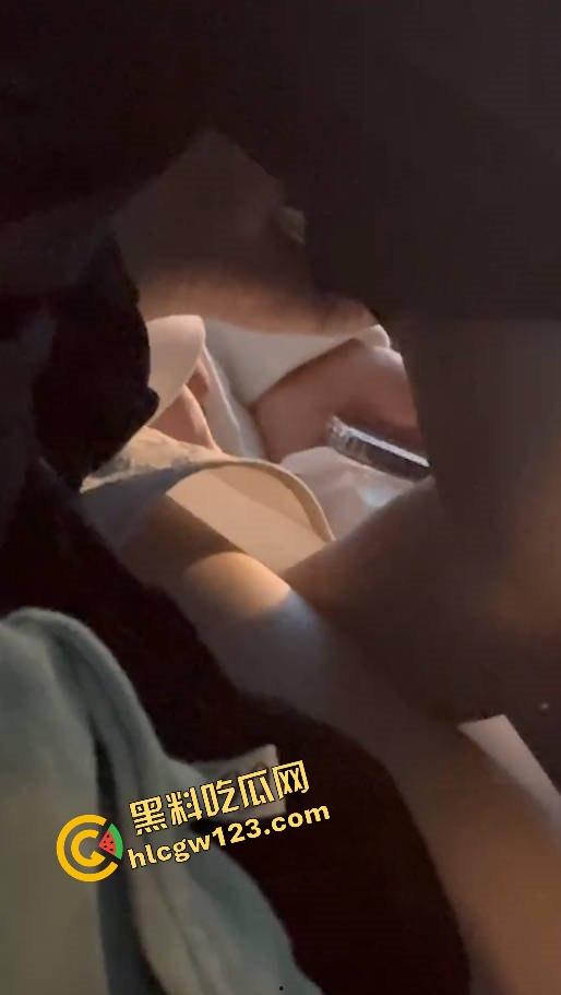 客车活春宫？情侣当众激情上演，男友全程抠到逼啪啪啪，水流不止纸巾都擦不干，乘客捂眼捂耳都不够！-9