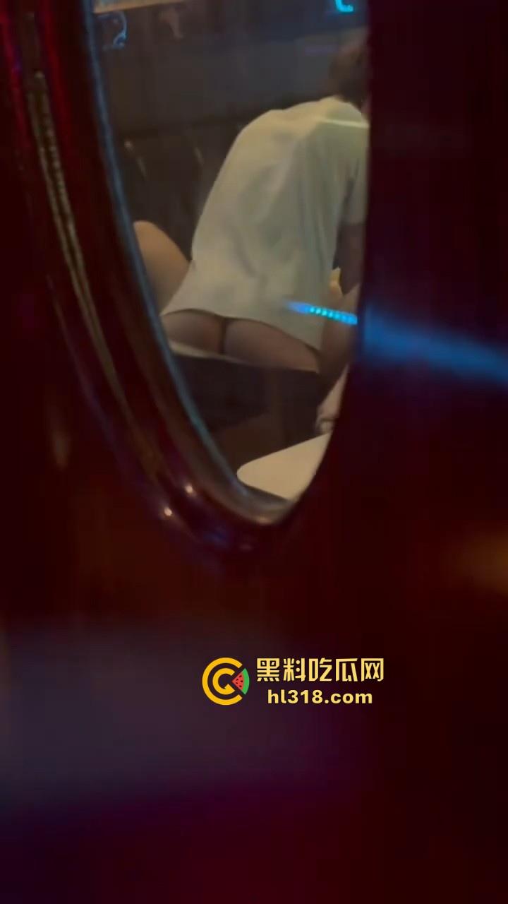 校园情侣KTV包房激情破处,掰腿在沙发狂操,无套进入,呻吟声充满了整个房间,激情满满!-5