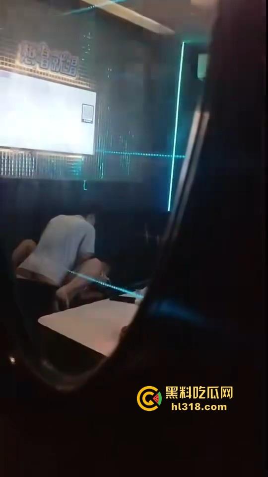 校园情侣KTV包房激情破处,掰腿在沙发狂操,无套进入,呻吟声充满了整个房间,激情满满!-9