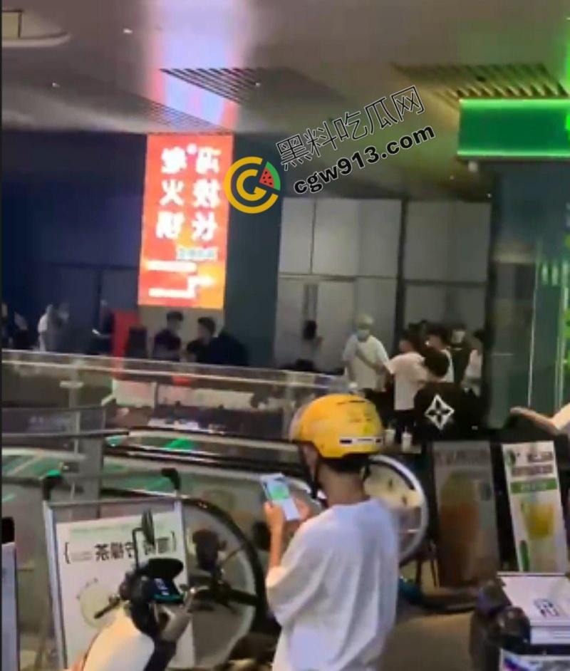 四川成都万达广场上演现实版古惑仔血战，精神小伙火爆互殴，商场一片狼藉，网友直呼比电影更震撼