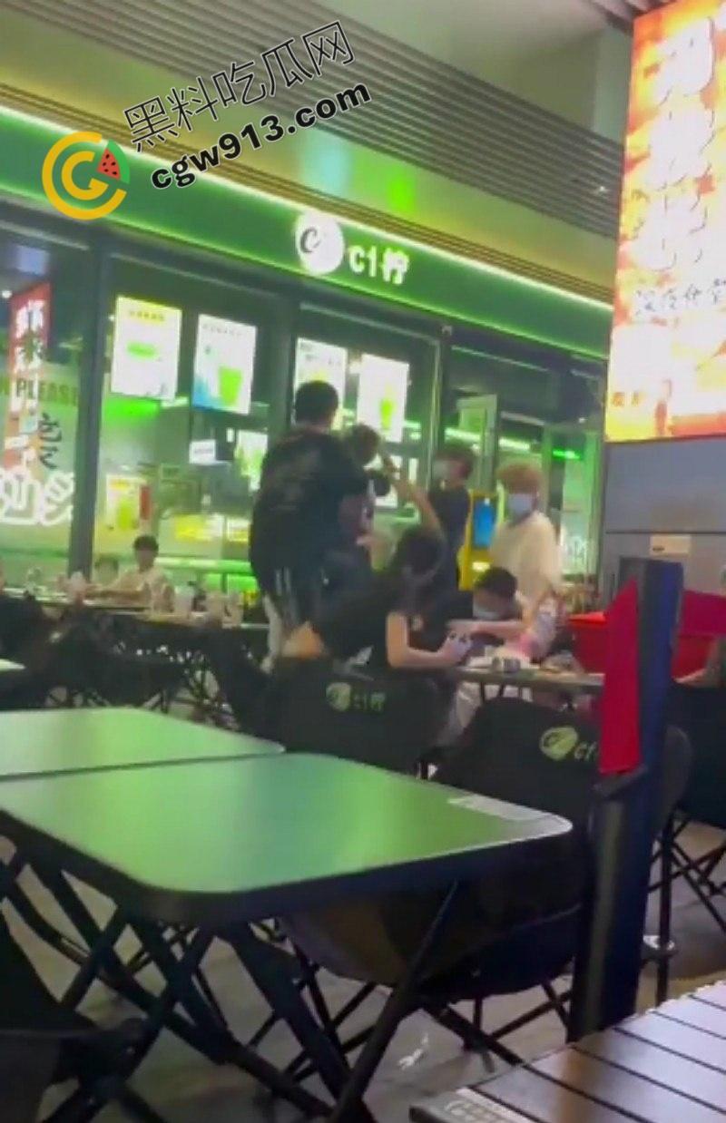 四川成都万达广场上演现实版古惑仔血战,精神小伙火爆互殴,商场一片狼藉,网友直呼比电影更震撼-2