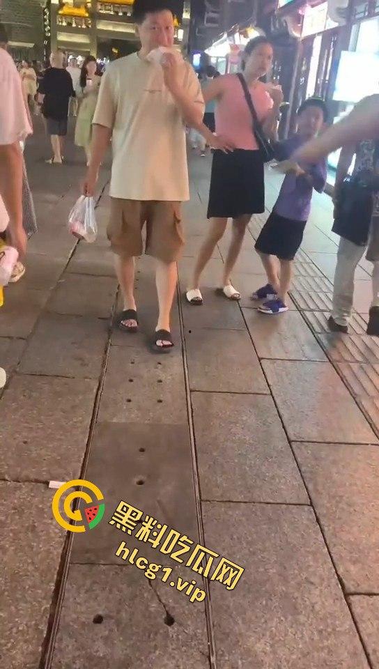 襄阳古城老爷子大庭广众下摸女孩隐私部位，还狂言摸一千个人都没人能管我！