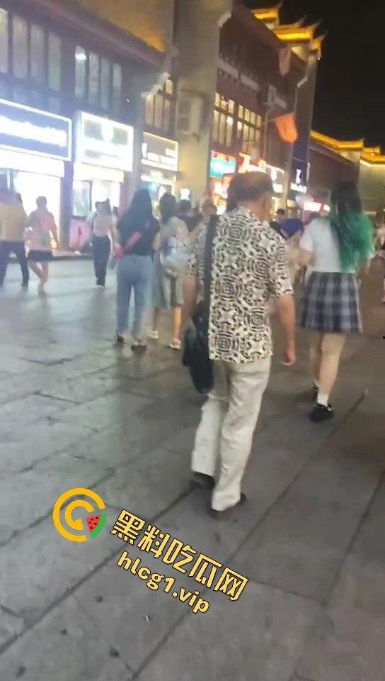 襄阳古城老爷子大庭广众下摸女孩隐私部位，还狂言摸一千个人都没人能管我！-4