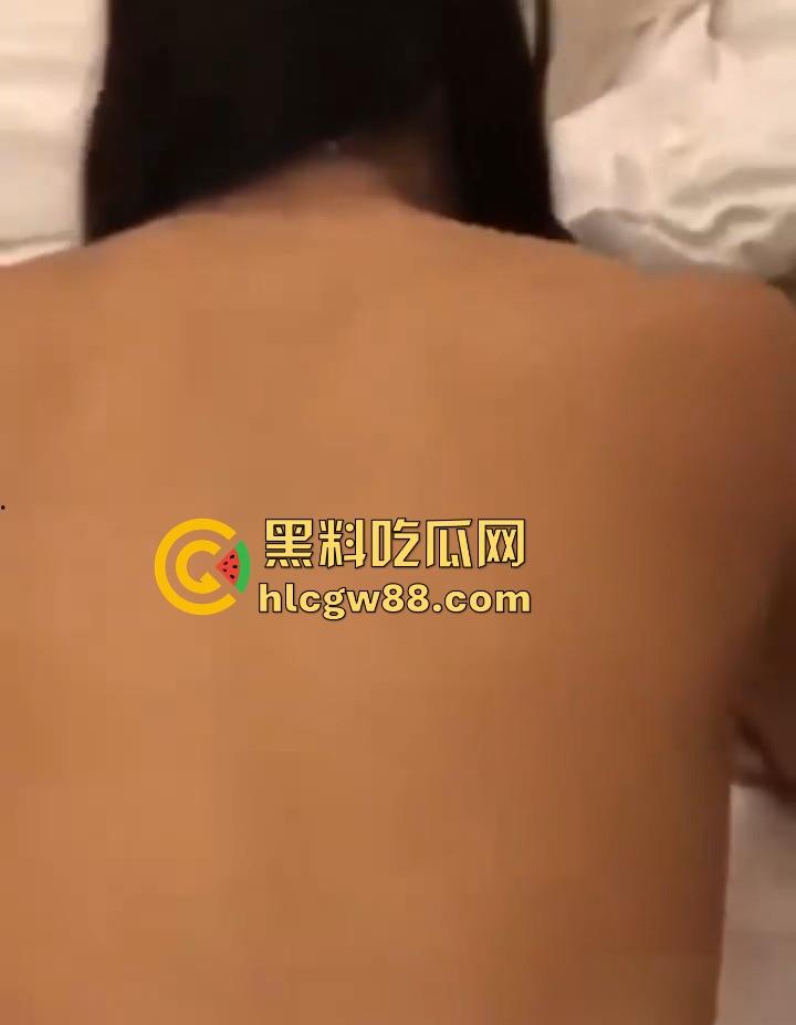 女神跟金主做爱视频给舔狗看，看着白月光给后入抽插 不争气的眼泪瞬间流了下来！-9