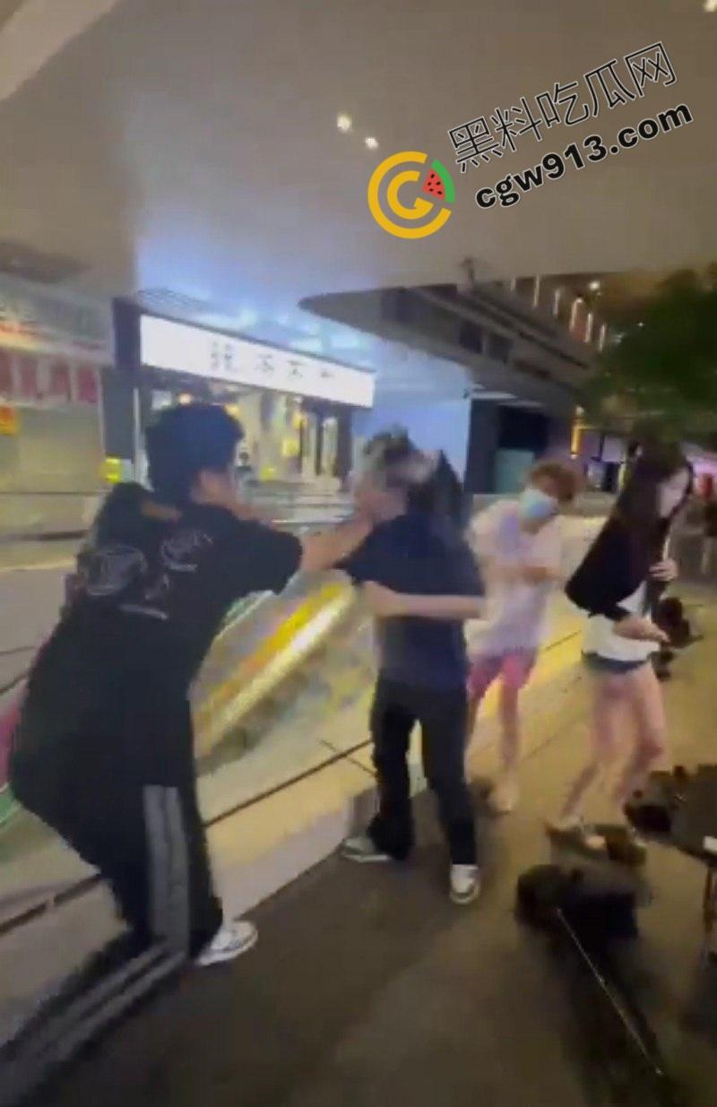 四川成都万达广场上演现实版古惑仔血战,精神小伙火爆互殴,商场一片狼藉,网友直呼比电影更震撼-5