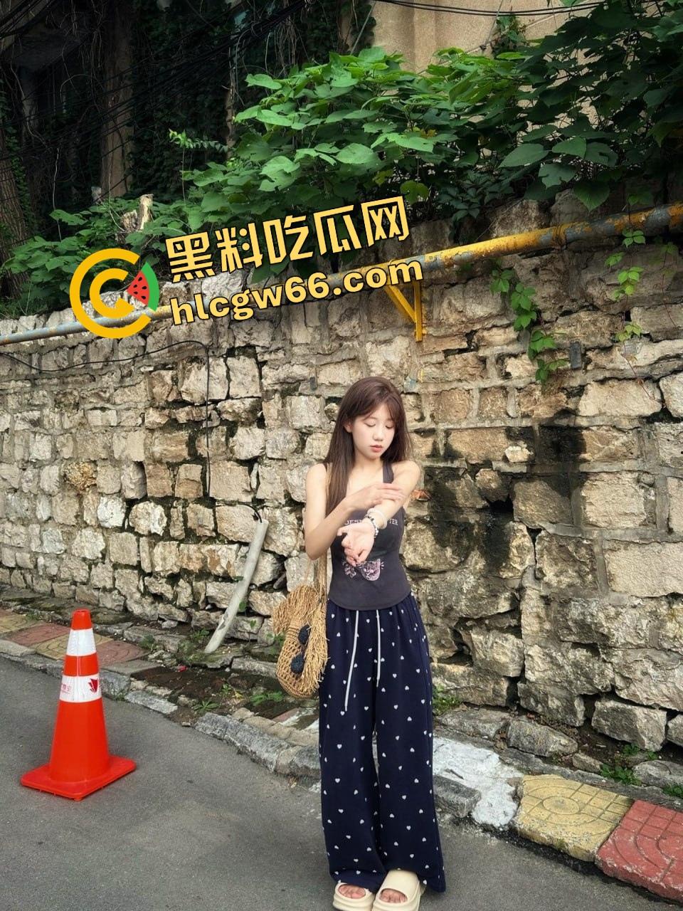 徐州性瘾女『习苗苗』逼里射完还嫌不够，还留着精液就找炮友开房，肥臀奶摇骚逼滴水！