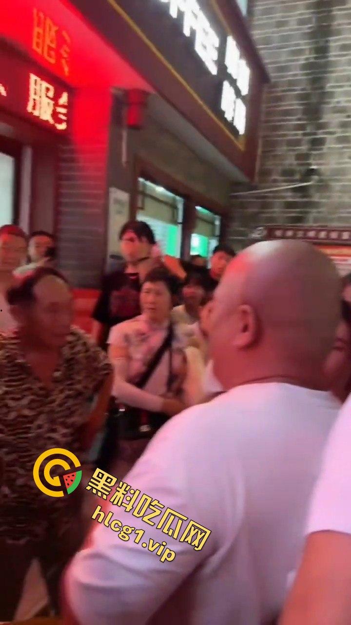 襄阳古城老爷子大庭广众下摸女孩隐私部位，还狂言摸一千个人都没人能管我！-9