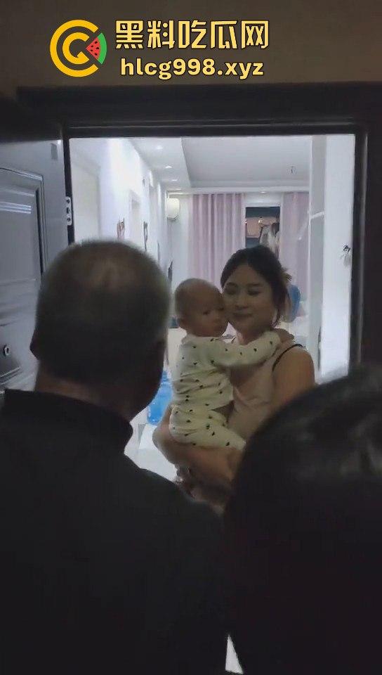 山东抖音骚货【莉莉安】刚生完孩子就耐不住寂寞！租房偷情被老公捉奸，场面乱成一锅粥！-8