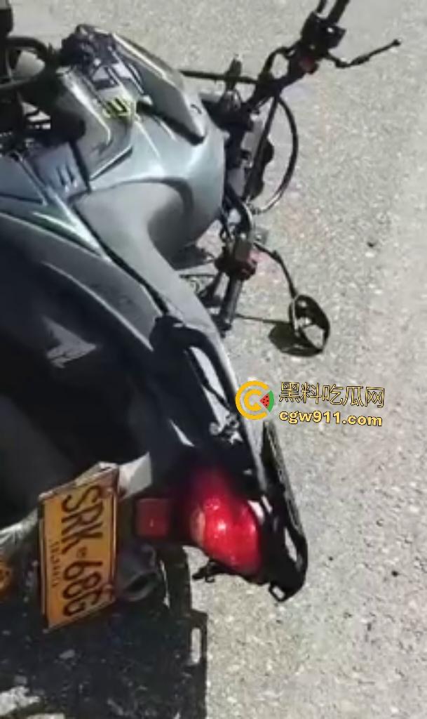 印尼摩托狂飙遭碾压！脑袋头皮刮飞露白骨，摩托吱吱狂响，车祸现场震碎人心，这还能救活吗？-8