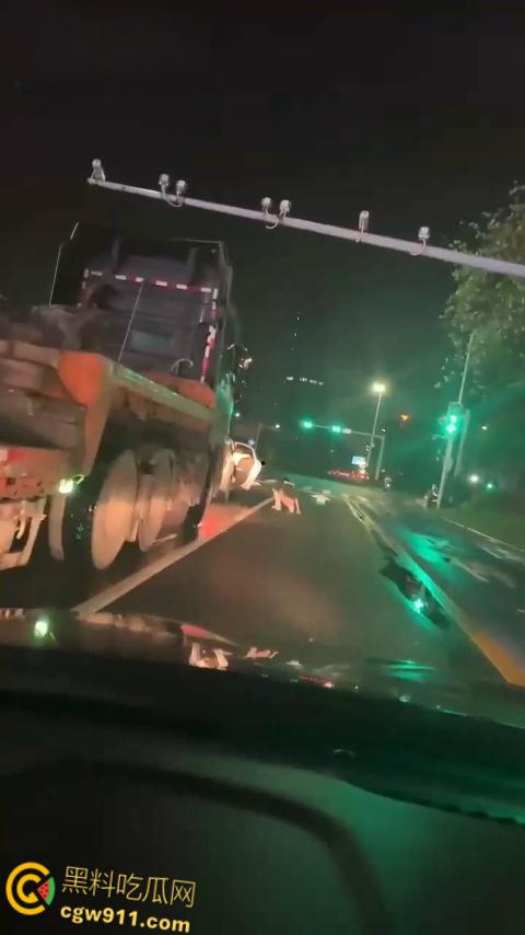 这是个有味道的视频，南沙红绿灯路口拉屎，这是憋不住了吗，还有美女下来送纸，这小翘臀还挺性感的！-2