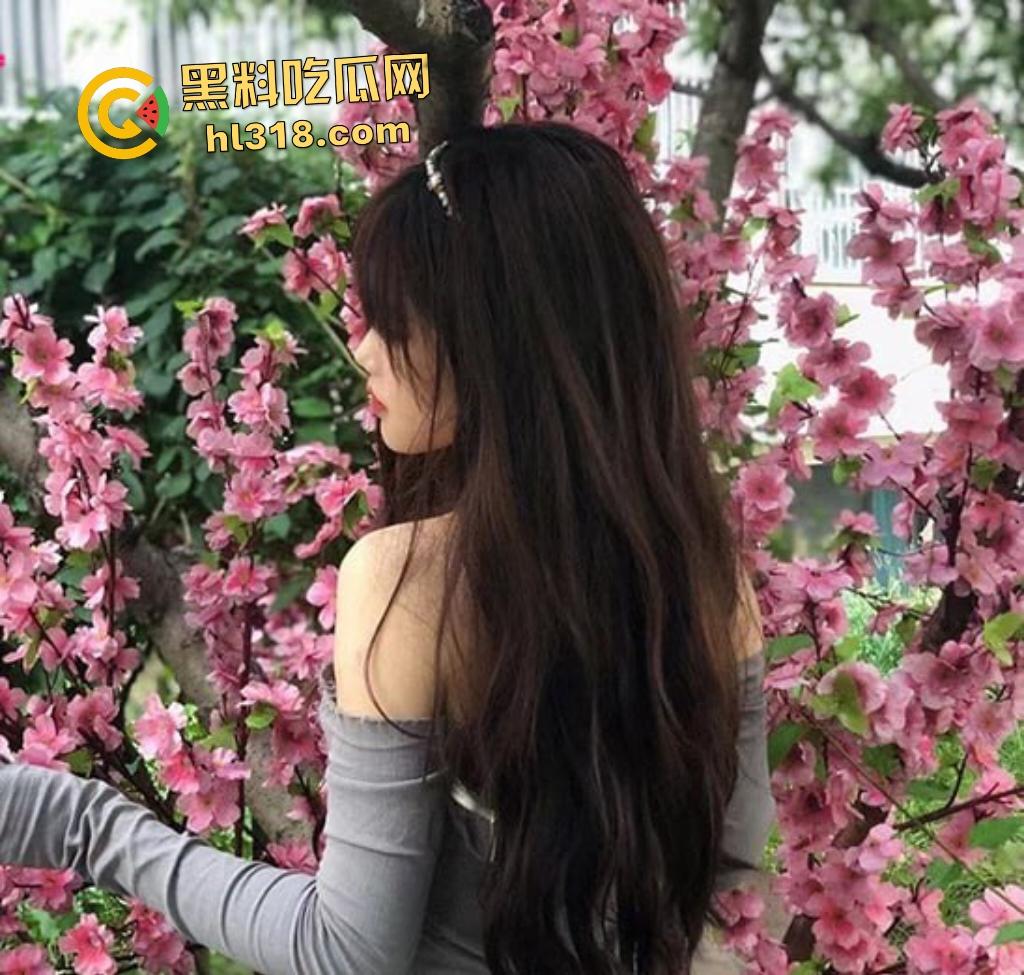 风骚少妇户外直播被鞭炮炸逼痛得狂跳！老公笑到发癫，粉丝刷一个棒棒糖炸一次逼！