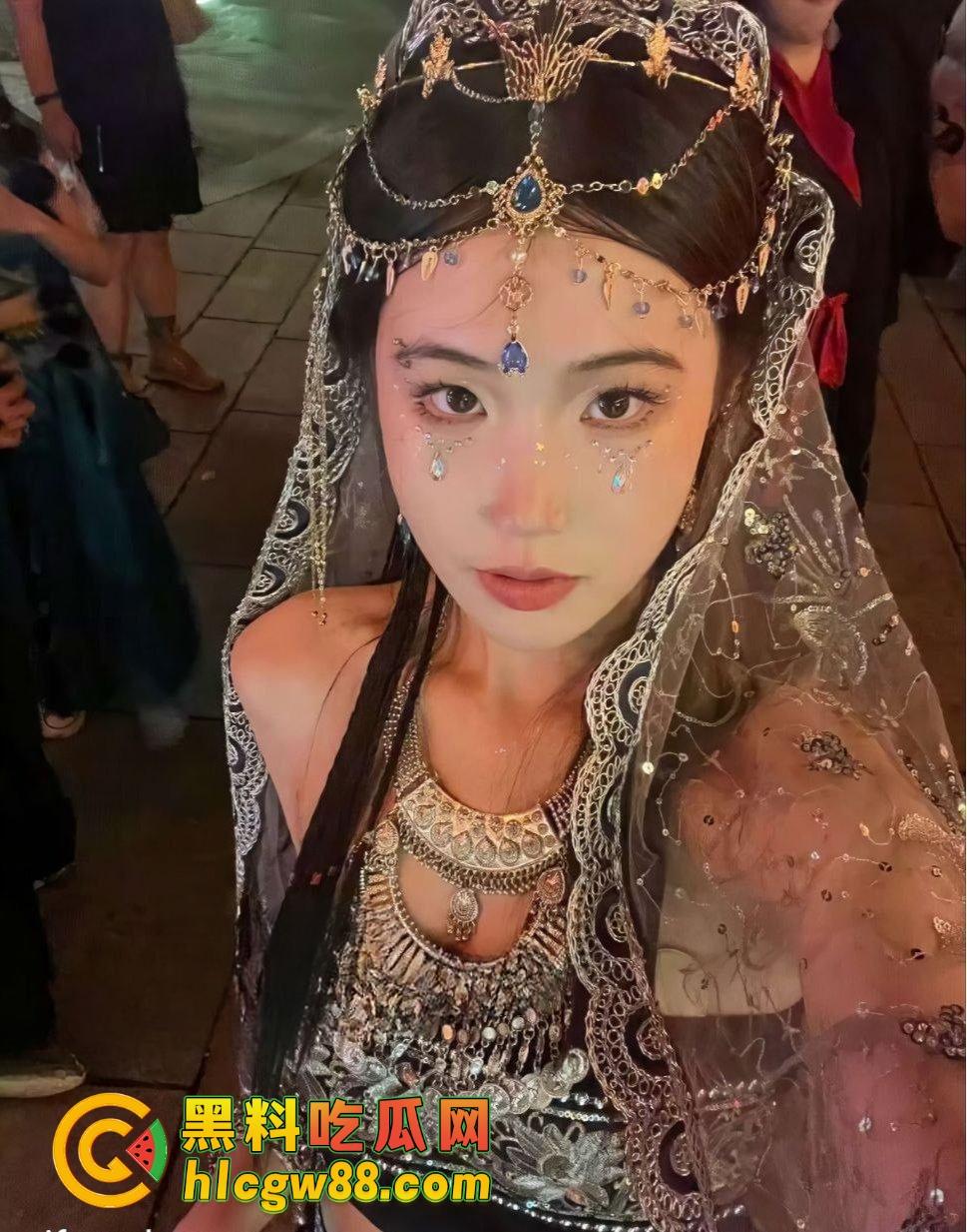 湖南极品反差学妹『姜倪』被渣男曝光操逼视频，口活一流淫叫勾魂，情趣开档黑丝各式操法玩得飞起！