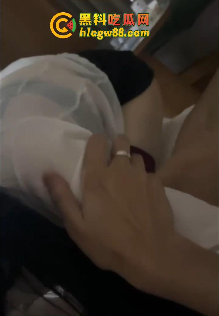 湖南极品反差学妹『姜倪』被渣男曝光操逼视频，口活一流淫叫勾魂，情趣开档黑丝各式操法玩得飞起！-8