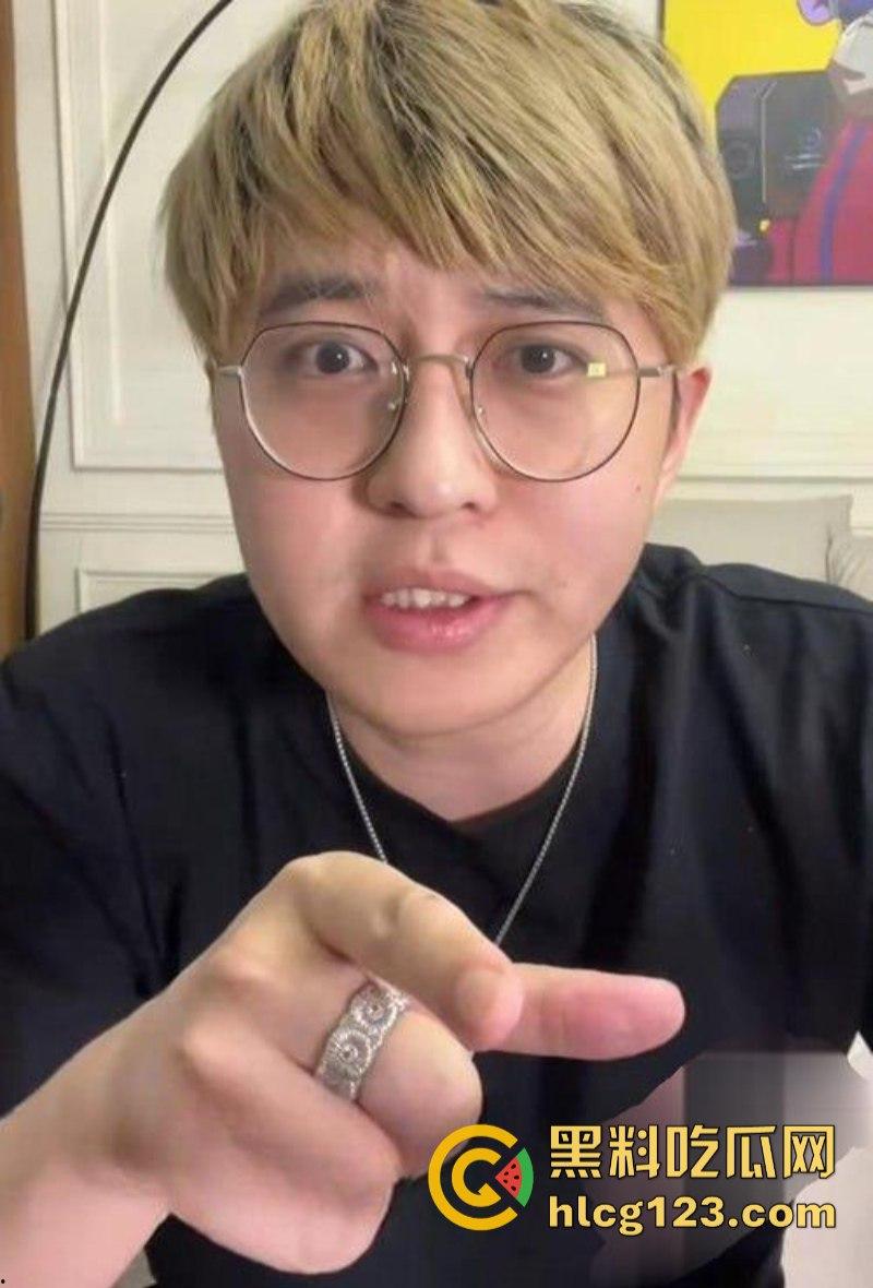 抖音网红【韭菜日记】归零后直播翻车!直播灌醉妹子后被封禁!妹子穿着情趣内裤坐在沙发上毫无意识!-3