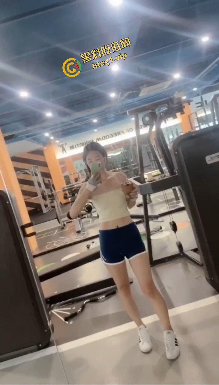 健身房会员 骚贱母狗『李妤』练就一身炮架身材 吃顿饭就能中出爆操!-5