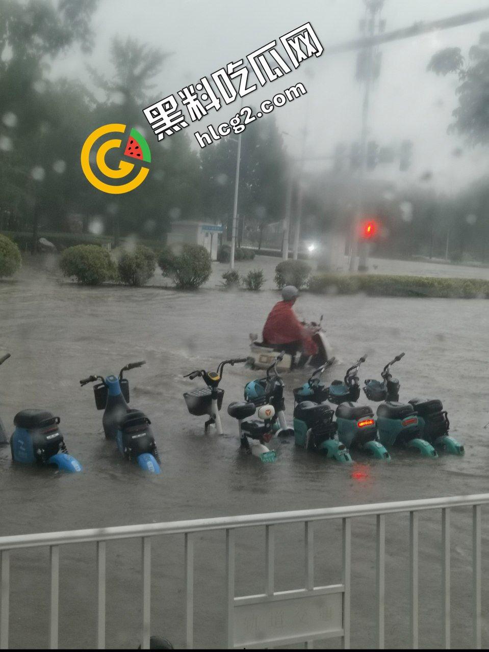 河南郑州灾难连连!22日出现100毫米降水 狂风暴雨 电闪雷鸣 车辆被淹没 外卖员逆天送餐!电灯漏电致人触电身亡!-9