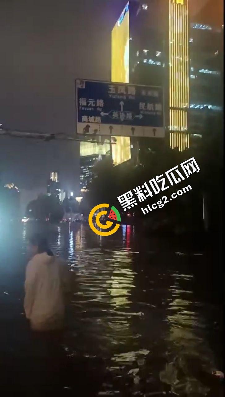 河南郑州灾难连连!22日出现100毫米降水 狂风暴雨 电闪雷鸣 车辆被淹没 外卖员逆天送餐!电灯漏电致人触电身亡!-11