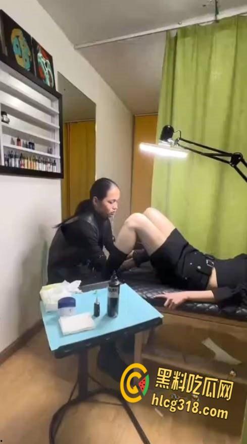 嫩逼纹身店潮喷合集，三位小姐姐潮喷狂飙地板变水池，水量惊人纹身师被喷射倒地！