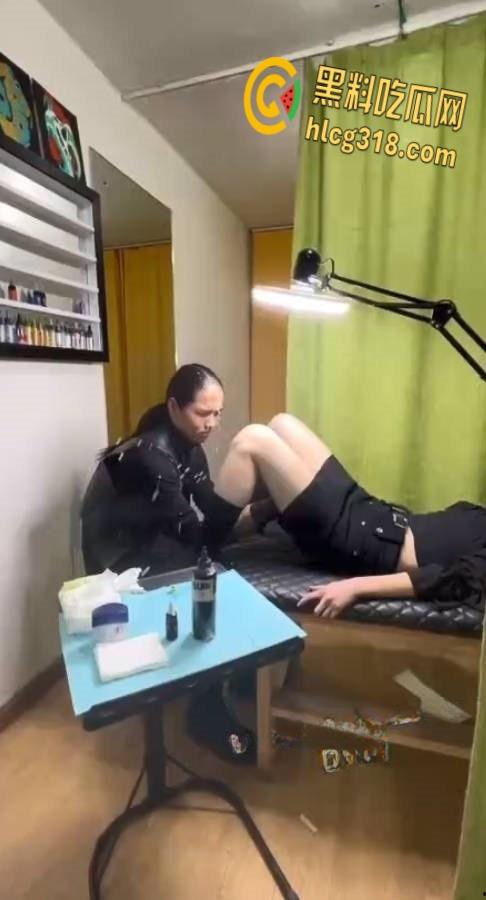 嫩逼纹身店潮喷合集,三位小姐姐潮喷狂飙地板变水池,水量惊人纹身师被喷射倒地!-2