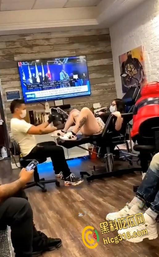 嫩逼纹身店潮喷合集,三位小姐姐潮喷狂飙地板变水池,水量惊人纹身师被喷射倒地!-6