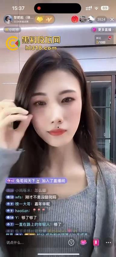 抖音颜值主播为礼物舔墙，舌头疯狂打转能感觉到是老手，把大屌给她舔一下哪得多舒服啊！