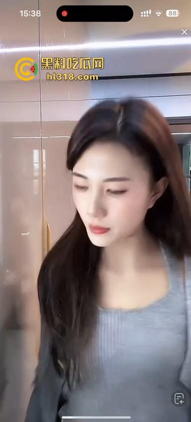 抖音颜值主播为礼物舔墙，舌头疯狂打转能感觉到是老手，把大屌给她舔一下哪得多舒服啊！-6