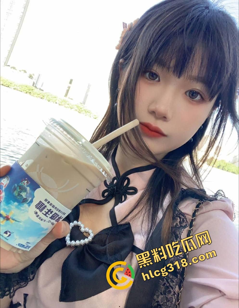 山东体育生干翻大奶美术妹一杯瑞星咖啡带进酒店，黑皮猛男多姿势爆操小母狗还偷拍，干完还在做深蹲！