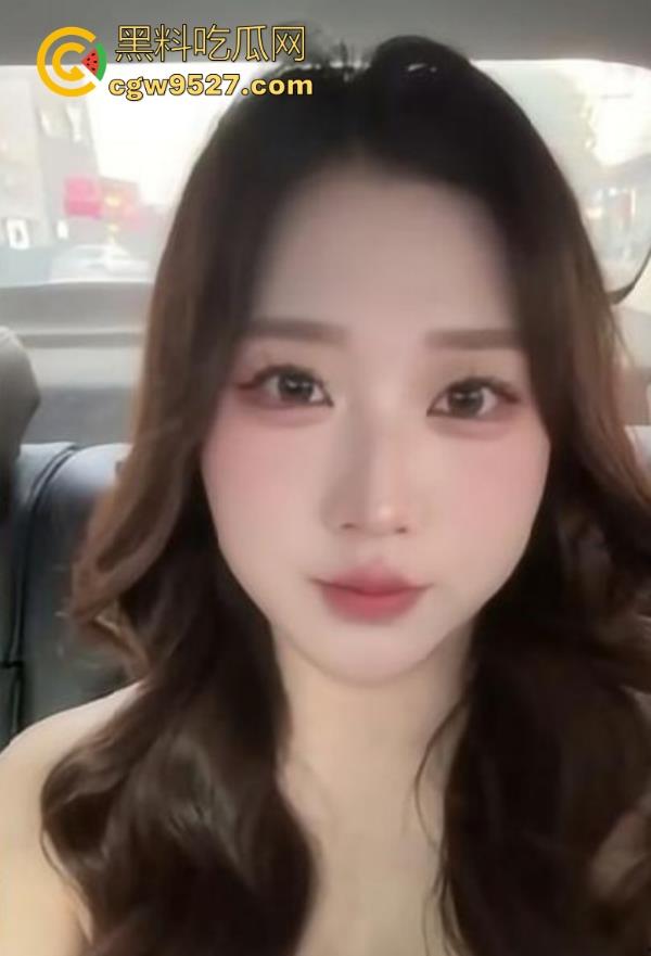 海角乱伦，边看电影边被嫂子疯狂色诱，埋头口交，老汉推车式猛插，无套内射精液流了嫂子一腿！