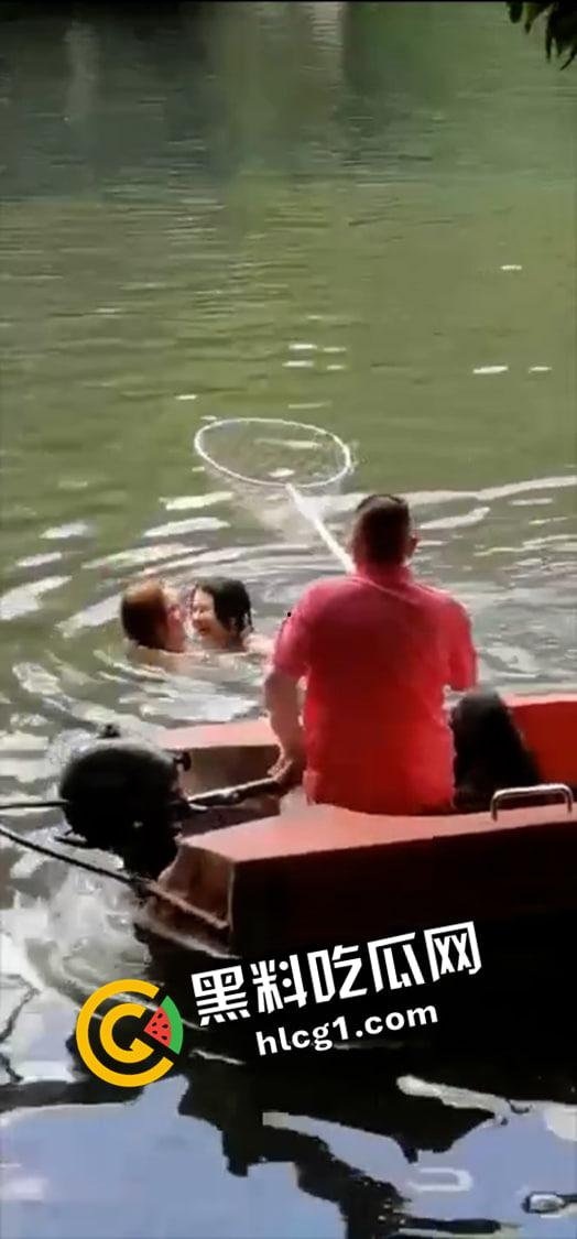 广州越秀公园比基尼外国女郎游泳 水中激情舌吻 看的大爷都硬了 现场视频流出-5