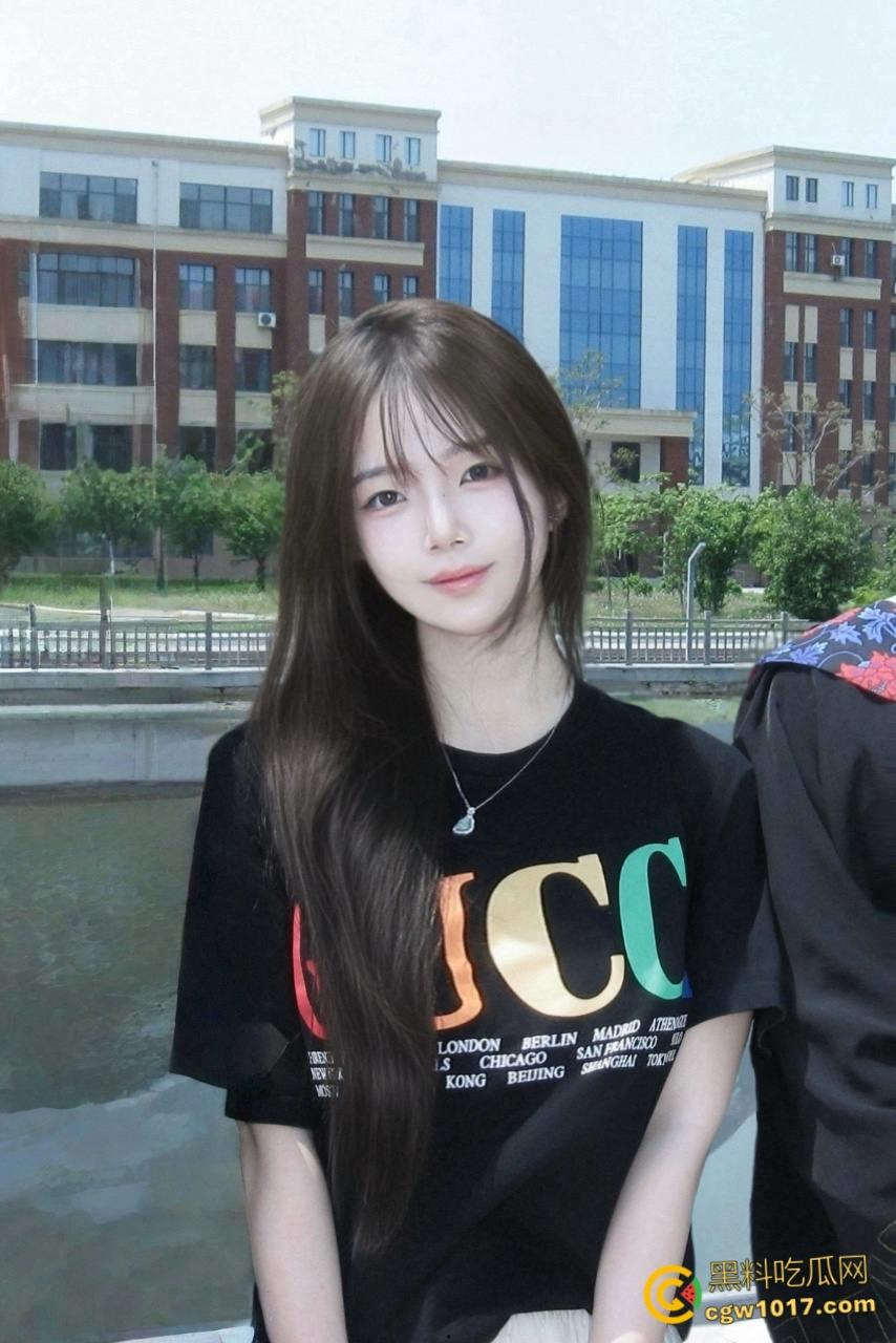 不再犹豫抓住机会，趁着女儿醉酒后不省人事，掀开裙子脱下可爱的白色内裤，如愿以偿的抱着女儿的屁股操了起来 ！