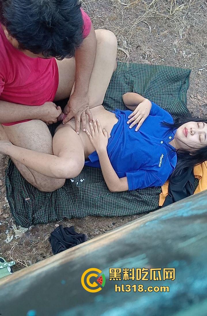 年轻情侣户外野战，衣服围裙一铺倒地就是干，无套猛入花式爆操，画面香艳又刺激！-9