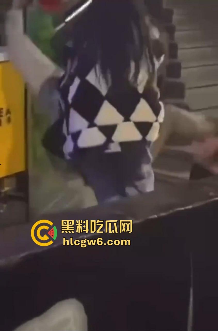 兰桂坊酒后大战，小伙醉酒直接上演抓奶神功龙爪手，妹子奶子被抓红怒而还手，两人街头扯头发打成一团！-2