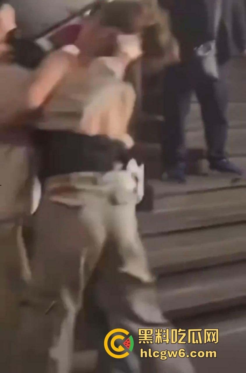 兰桂坊酒后大战，小伙醉酒直接上演抓奶神功龙爪手，妹子奶子被抓红怒而还手，两人街头扯头发打成一团！-7