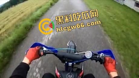 老外人少真不是巧合，不是骑摩托玩火变亡灵骑士，就是160码飙车边超车边看比基尼大胸妹还不忘点赞！