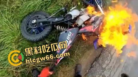 老外人少真不是巧合，不是骑摩托玩火变亡灵骑士，就是160码飙车边超车边看比基尼大胸妹还不忘点赞！-3