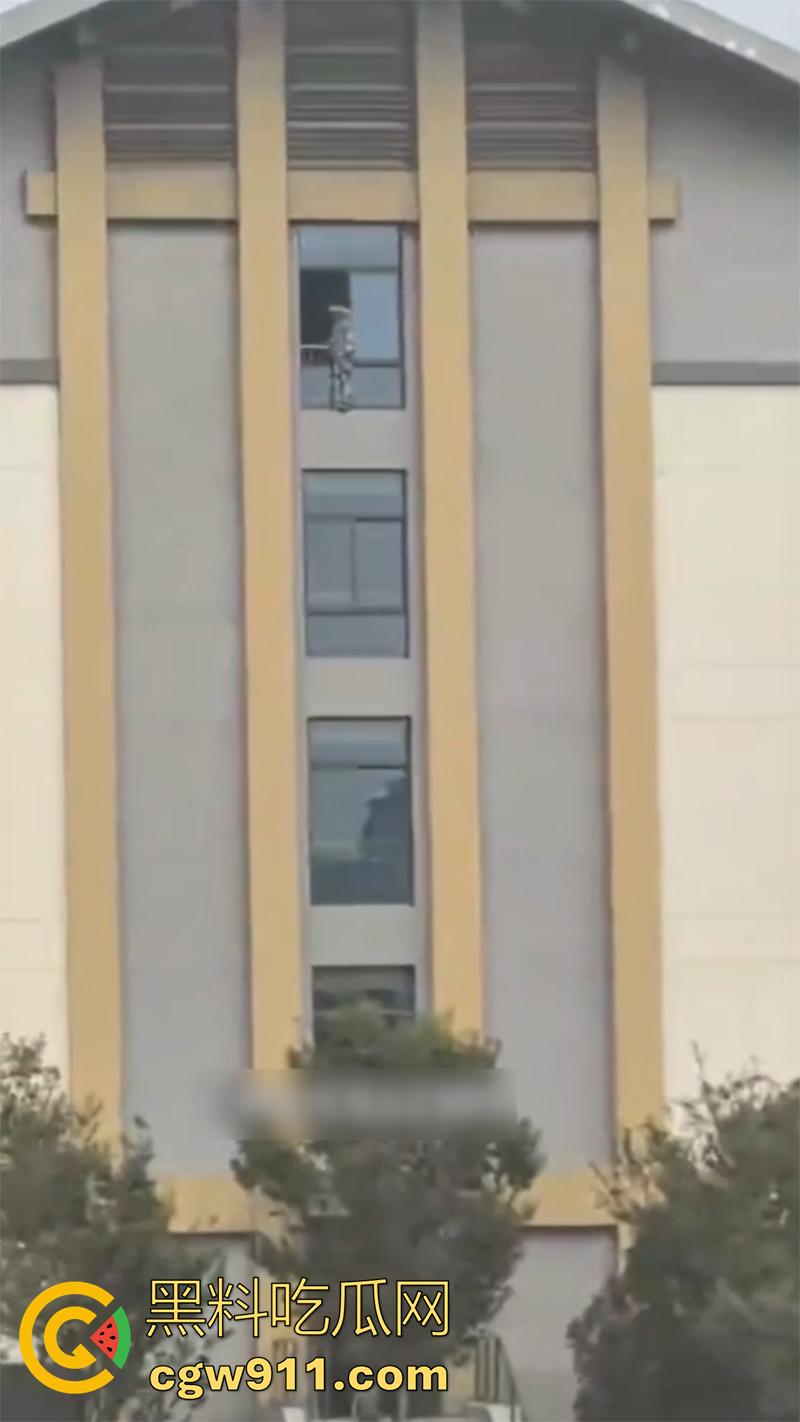 教官军训导致学生跳楼 ，据说是和教官顶了几句，学生承受不住，一气之下跳楼了，承受力的确是小啊！-2