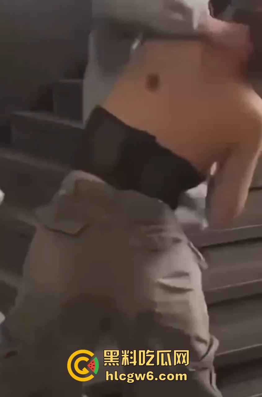 兰桂坊酒后大战，小伙醉酒直接上演抓奶神功龙爪手，妹子奶子被抓红怒而还手，两人街头扯头发打成一团！-11