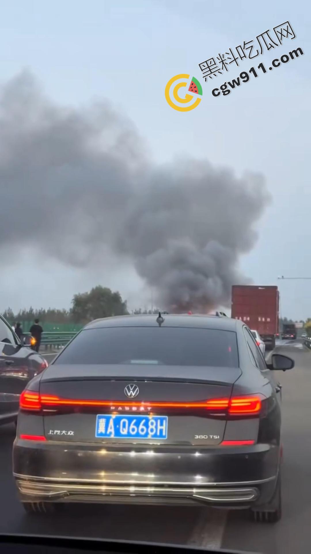 京哈G1高速车祸现场视频！两车追尾瞬间燃起烈焰，现场惨状挥之不去，令人心惊！