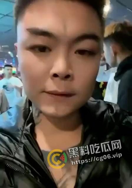 精神小伙哈尔滨斯卡拉迪厅前挑衅！上一秒嚣张至极 下一秒被打成猪头 活该