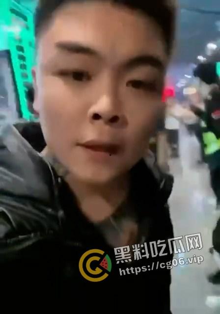 精神小伙哈尔滨斯卡拉迪厅前挑衅!上一秒嚣张至极 下一秒被打成猪头 活该-2