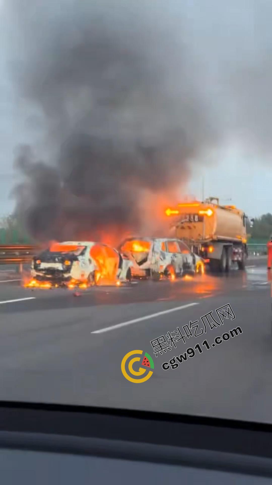 京哈G1高速车祸现场视频!两车追尾瞬间燃起烈焰,现场惨状挥之不去,令人心惊!-3