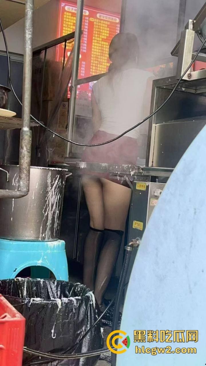 这么卷吗？广东中山市网红店【肠粉姐姐】黑丝长腿大美女现在卖肠粉都需要低胸职业装-10