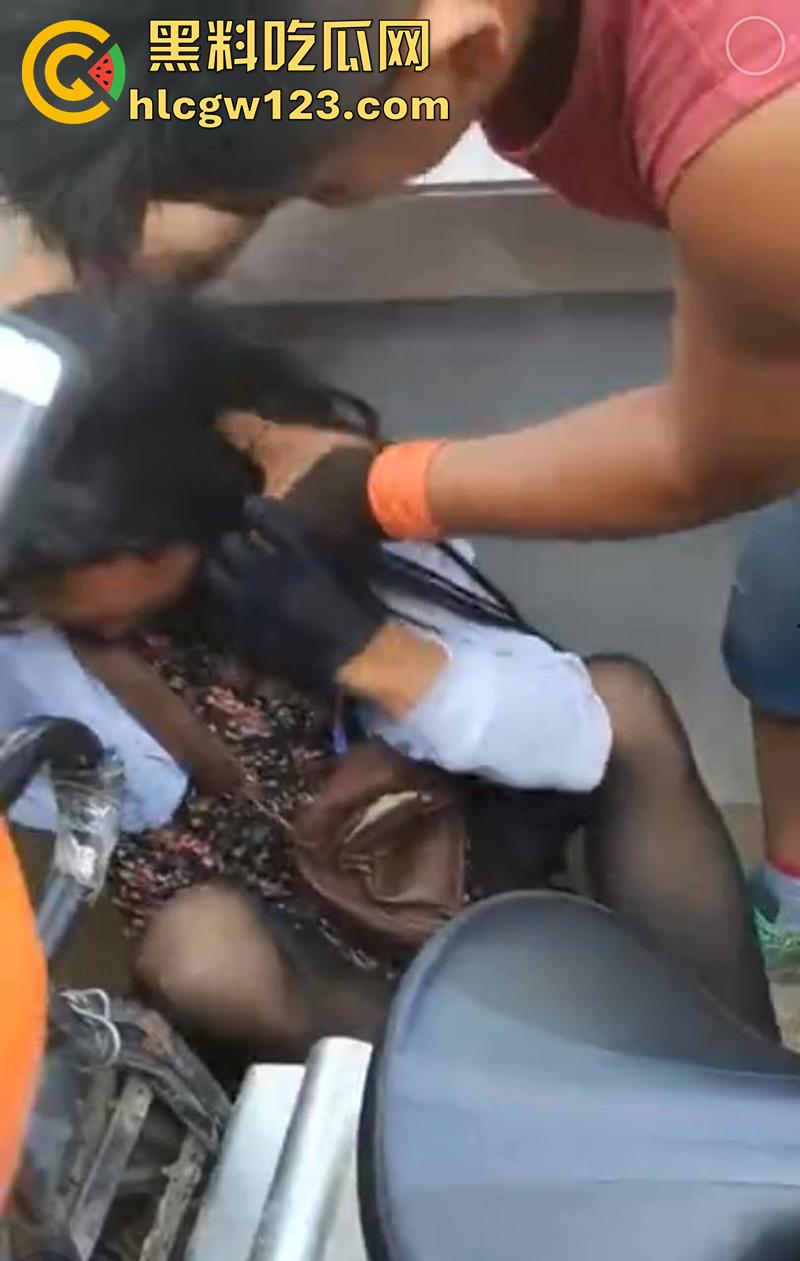 山东变态大叔穿女装，黑丝配连衣裙被识破翻车，群众当场围住摘掉假发，录视频将其曝光！