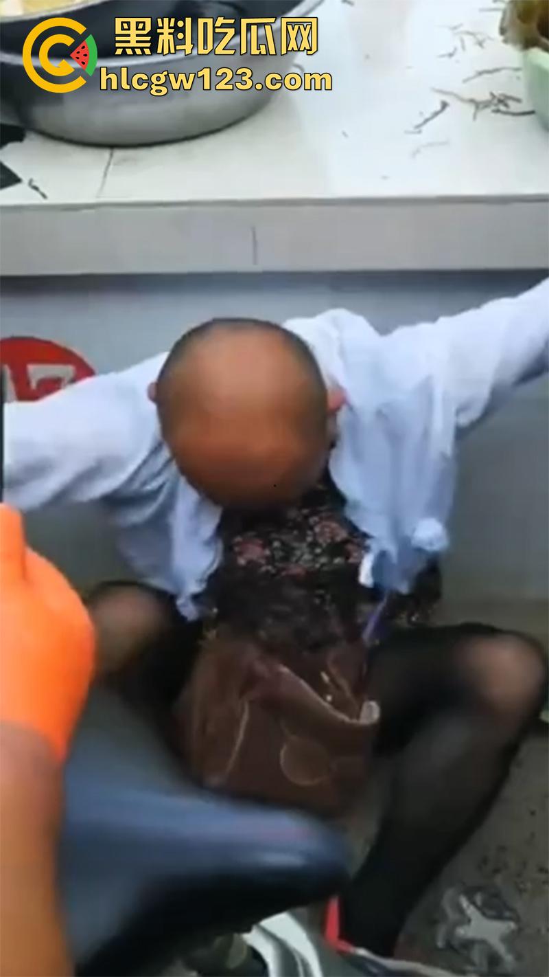 山东变态大叔穿女装，黑丝配连衣裙被识破翻车，群众当场围住摘掉假发，录视频将其曝光！-3