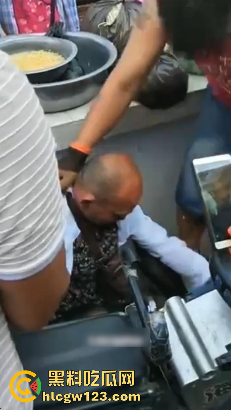 山东变态大叔穿女装，黑丝配连衣裙被识破翻车，群众当场围住摘掉假发，录视频将其曝光！-6