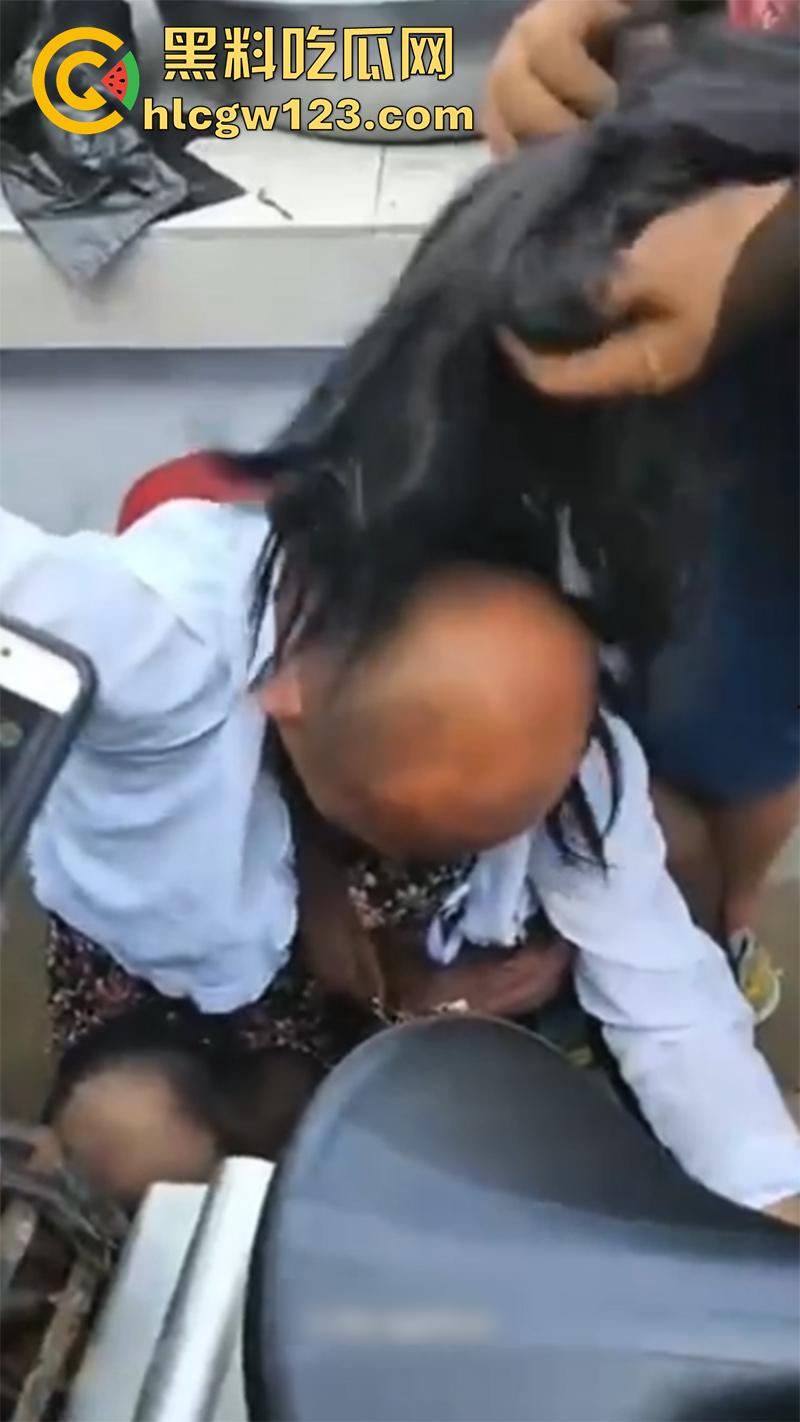 山东变态大叔穿女装，黑丝配连衣裙被识破翻车，群众当场围住摘掉假发，录视频将其曝光！-7