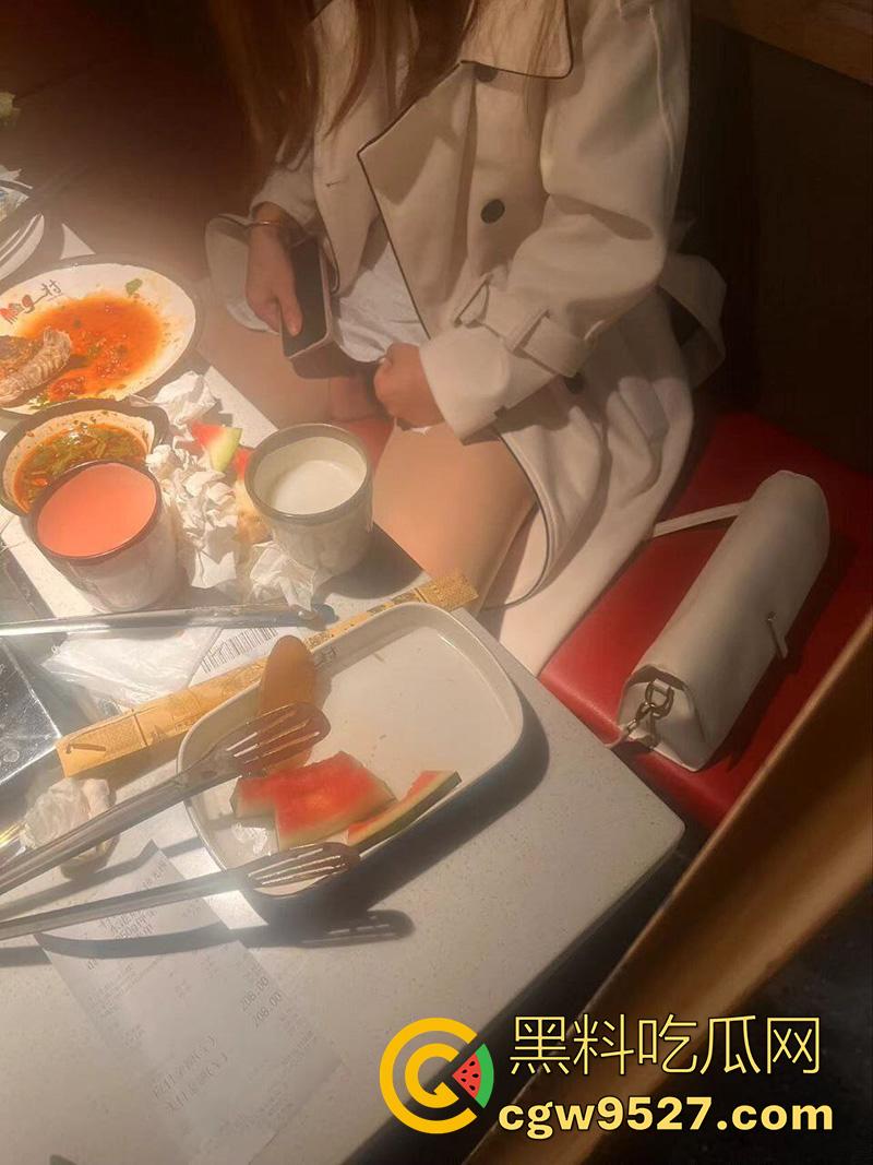 苏州母狗人妻【筱雨】,极品身材眼镜反差婊,背着老公到处约炮偷吃,打炮不雅视频曝光!-3